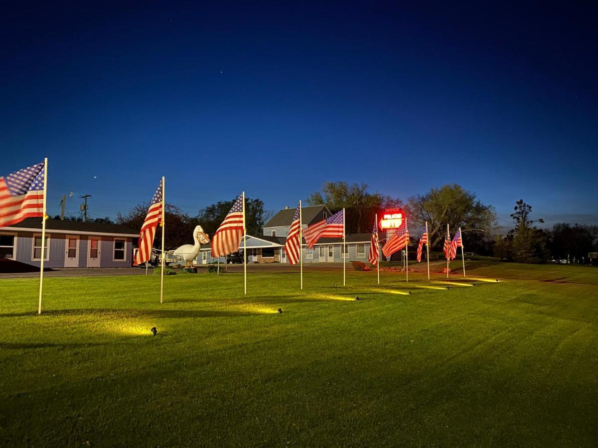 Pelican Motel Pelican Rapids Екстер'єр фото