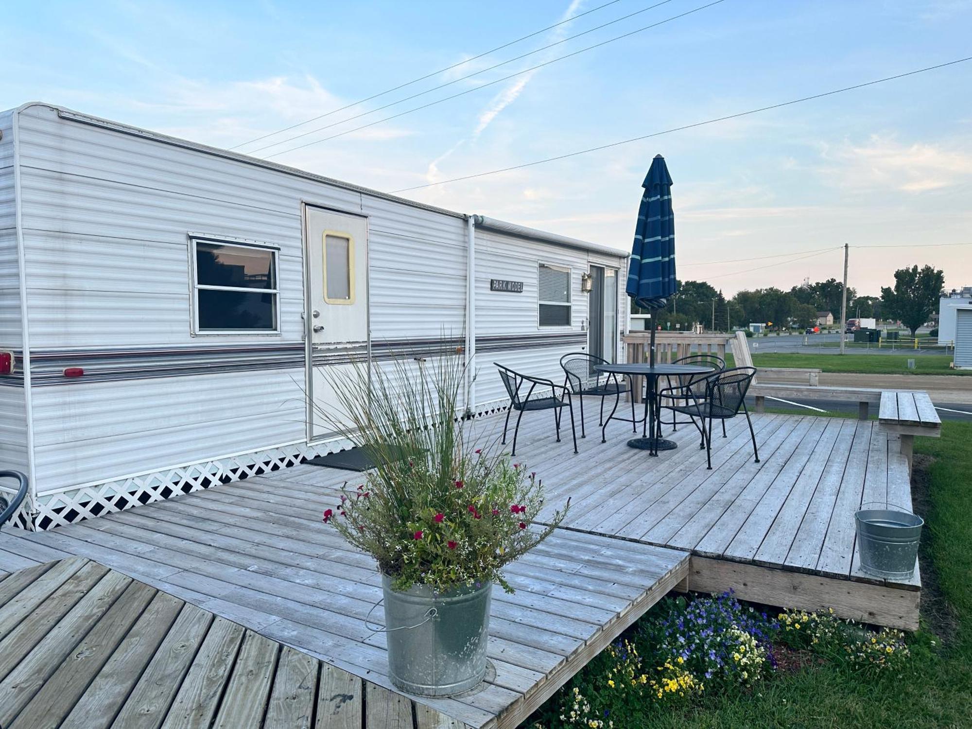 Pelican Motel Pelican Rapids Екстер'єр фото
